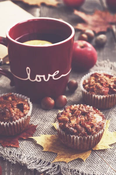 Muffin apel buatan sendiri dan secangkir teh dengan lemon, suasana hati musim gugur — Stok Foto