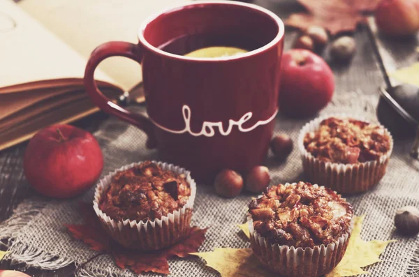 Ev yapımı yulaf ezmesi muffins ile fındık ve elma