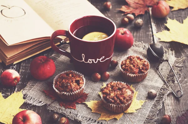 Ev yapımı yulaf ezmesi muffins ile fındık ve elma