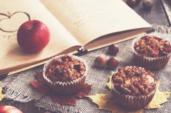 Zelfgemaakte apple muffins en receptenboek — Stockfoto