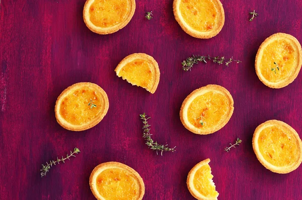 Tartaletas con relleno de limón y tomillo sobre fondo lila profundo —  Fotos de Stock