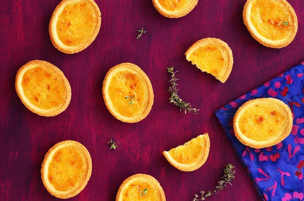 迷你柠檬挞与百里香深紫色背景 — 图库照片