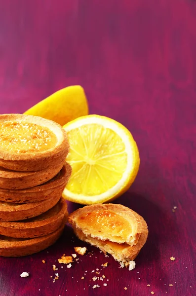 Tartaletas de limón con espacio vacío sobre fondo lila profunda — Foto de Stock