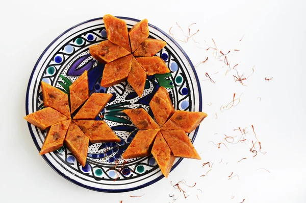 Zelfgemaakte wortel halvah, traditionele Indiase zoet, op blauw bord — Stockfoto