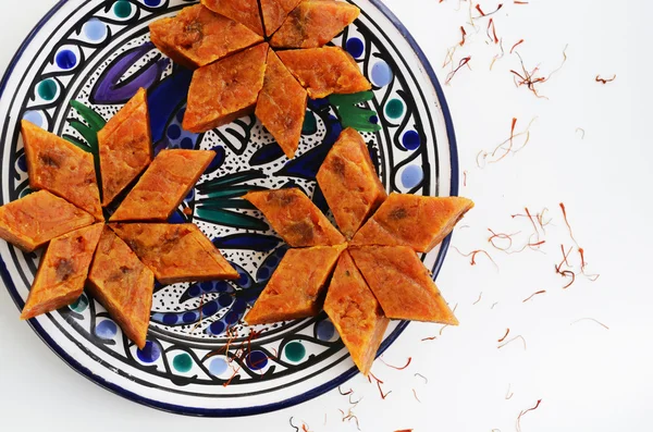 Zelfgemaakte wortel halwa, traditionele Indiase zoete, op blauwe sierlijke — Stockfoto