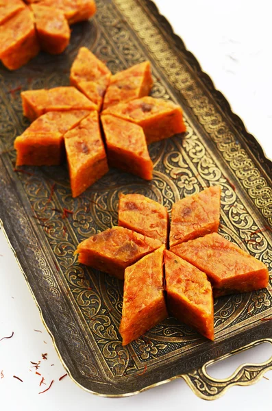 Ev yapımı havuç halwa, pirinç tepsi üzerinde geleneksel Hint tatlı