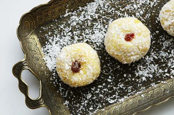 Laddu - kokosnoot ballen gemaakt van khee, kokosnoot vlokken, kruiden en gegarneerd met rozijnen, close-up — Stockfoto