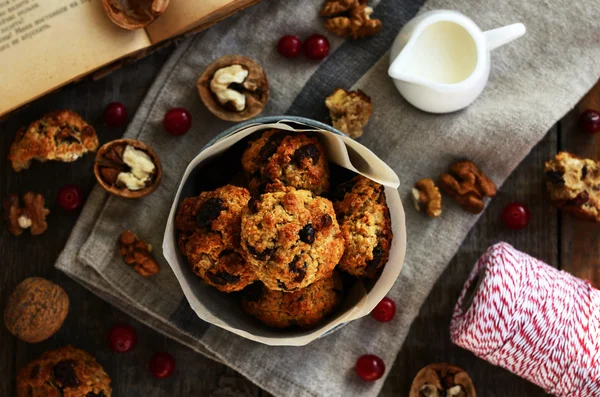 Biscoitos caseiros de aveia com nozes, passas e cranberries secas — Fotografia de Stock