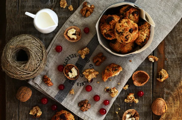 Hausgemachte Plätzchen mit getrockneten Preiselbeeren und Walnüssen zum gemütlichen Frühstück — Stockfoto