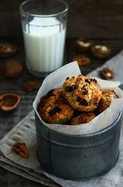 Soubory cookie domácí obilovin s ořechy a rozinkami k snídani Royalty Free Stock Fotografie