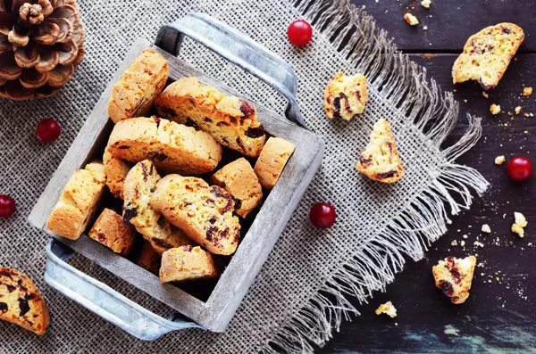 Brusinkový biscotti v dřevěné krabici — Stock fotografie