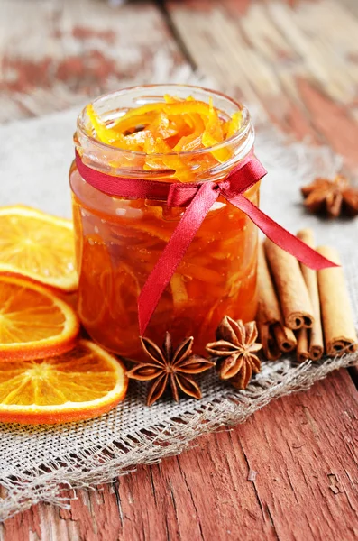 Caseiro casca cristalizada compota de laranja em frasco de vidro — Fotografia de Stock