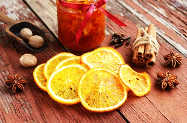 Cascas de laranja secas na mesa de madeira — Fotografia de Stock