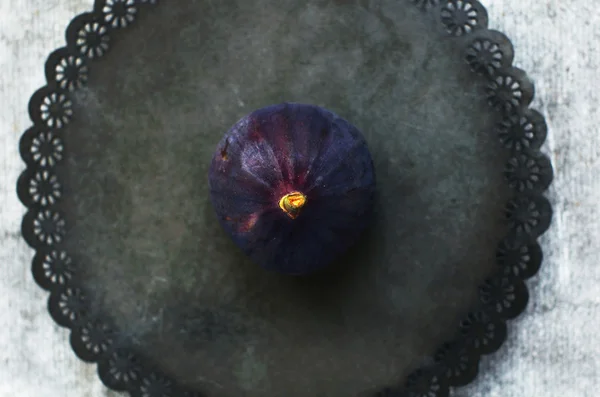 Één paarse fig op rustieke metalen plaat, bovenaanzicht — Stockfoto