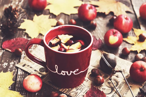 Τσάι με μήλο και το το βακκίνιο και κίτρινο το φθινόπωρο τα φύλλα — Φωτογραφία Αρχείου