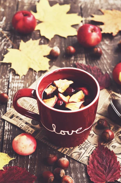 Tee mit Apfel und Preiselbeere und gelben Herbstblättern — Stockfoto