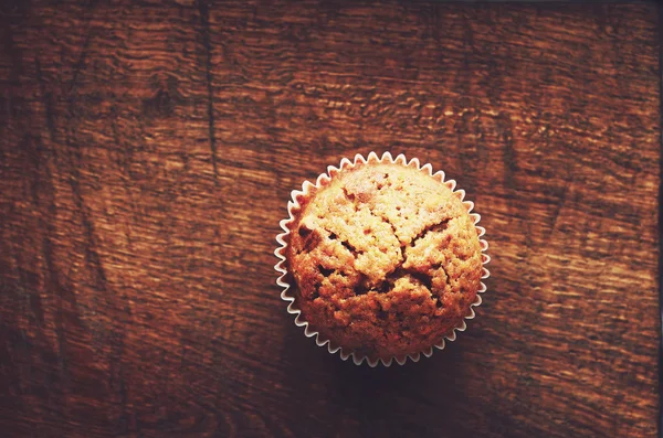 Domácí mrkev muffin s prázdné místo na hnědé dřevěné pozadí — Stock fotografie