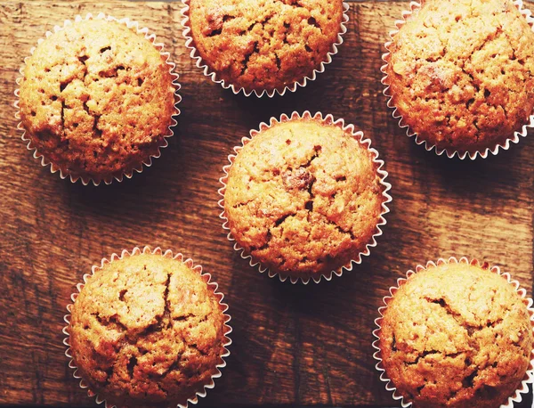 Hemgjord morot muffins på brunt trä bakgrund — Stockfoto