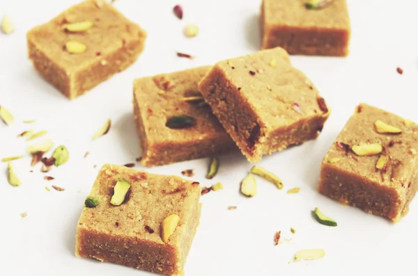 Ev yapımı besan Hindistan cevizi barfi, geleneksel Hint tatlı