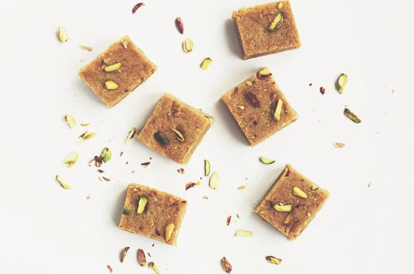 Ev yapımı besan Hindistan cevizi burfi, geleneksel Hint tatlı diwali için