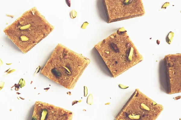 Zelfgemaakte besan kokosnoot burfi, traditionele Indiase dessert — Stockfoto