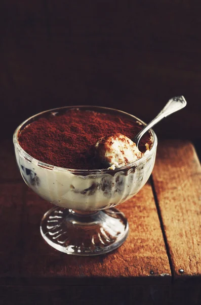 Hemmagjord tiramisu efterrätt i glas ramekin med tomt utrymme — Stockfoto