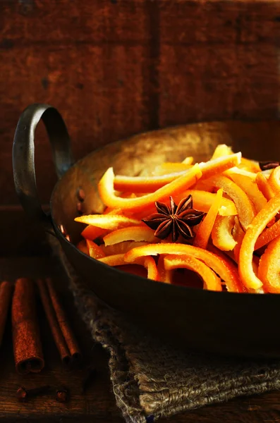 Cáscaras de naranja azucaradas caseras con especias: canela, clavo de olor y anís —  Fotos de Stock