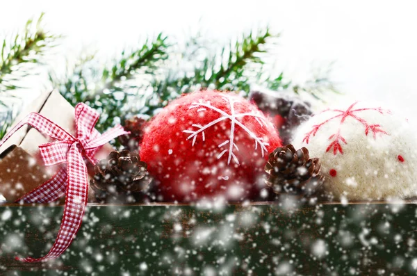 Weihnachtsspielzeug in Schneeflocken — Stockfoto