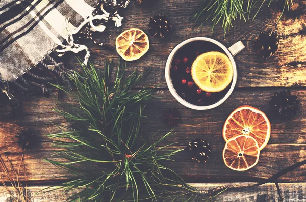 Winter drink with lemon, cranberries and spices and pine tree twigs — Stock Photo, Image