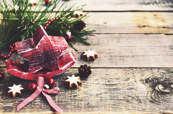 Decorazione con stella rossa, coni, biscotti di pan di zenzero e pino — Foto Stock