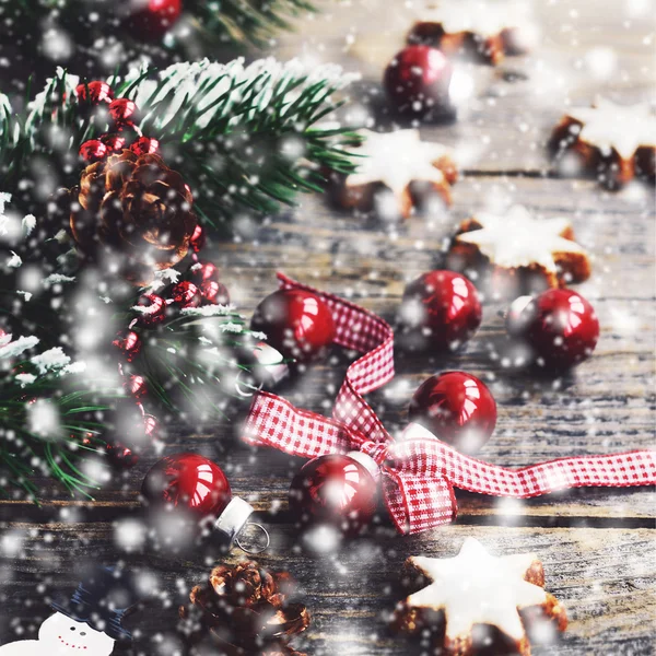 Winterdekoration mit roten Weihnachtskugeln, Lebkuchen und Schneeflocken — Stockfoto