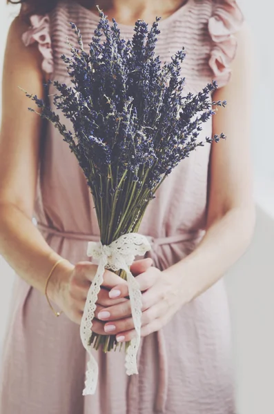 Mujer en vestido vintage sosteniendo ramo de lavanda en sus manos — Foto de Stock