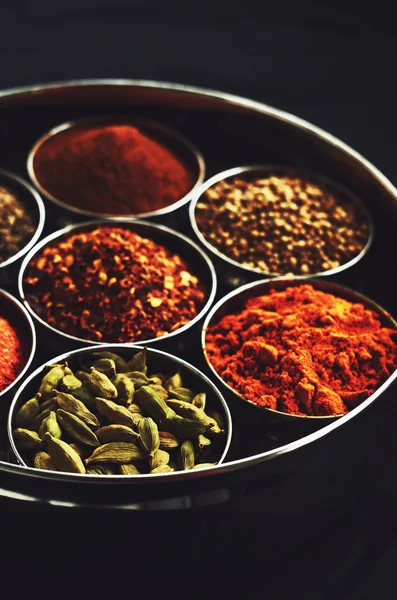 Conjunto de especias indias tradicionales en cuencos de metal sobre fondo negro — Foto de Stock