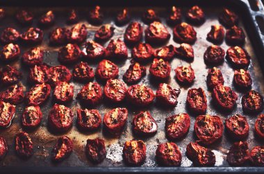 Baharat ve bir fırın tepsisine zeytin yağı ile ev yapımı kuru domates