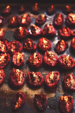 Kurutulmuş domates zeytin yağı ve baharat ile pişirme