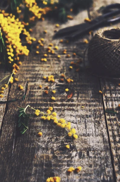 Mimoza rustik masada — Stok fotoğraf