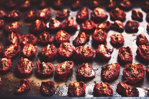 İtalyan usulü domates zeytin yağı, biberiye ve kekik ile pişirme