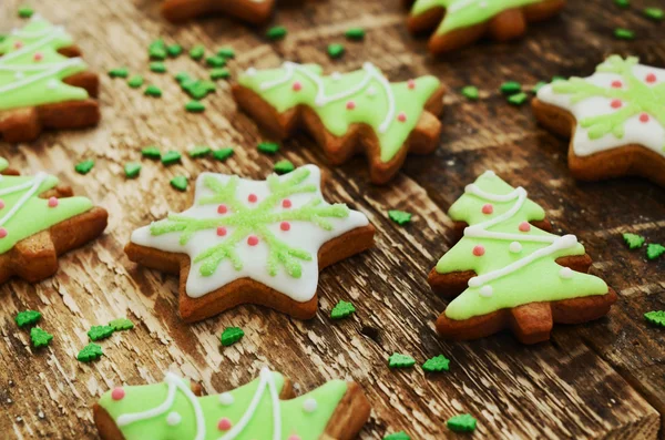 Biscotti di zucchero fatti in casa con glassa e arredamento su sfondo di legno — Foto Stock