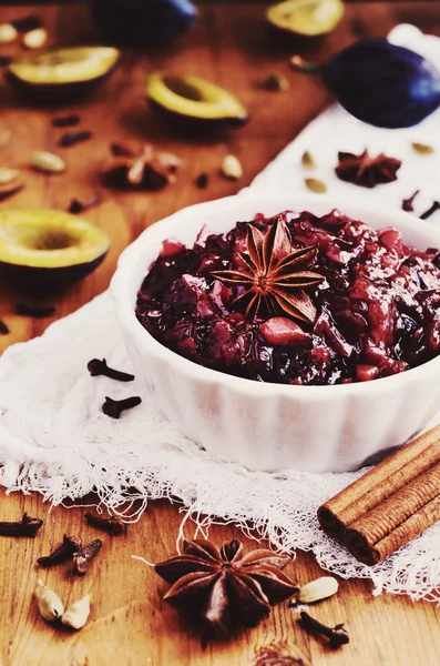 Zelfgemaakte pruim chutney gegarneerd met steranijs — Stockfoto