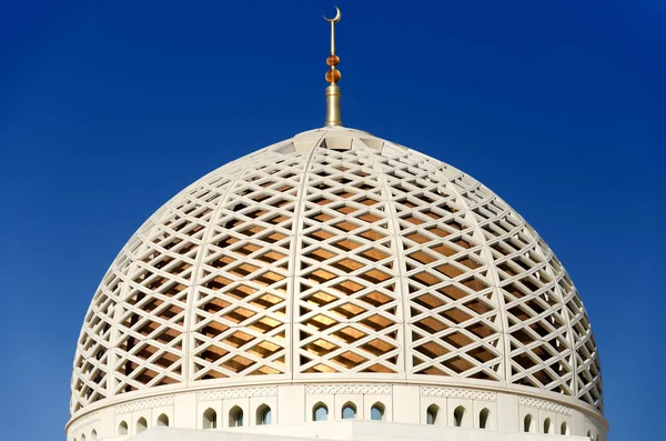 Koepel van de Sultan Qaboos Grand moskee in Muscat, Oman — Stockfoto