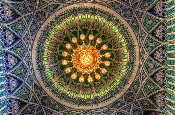 MUSCAT, OMAN - 11 NOV 2014 : Intérieur du Grand Sultan Qaboos — Photo