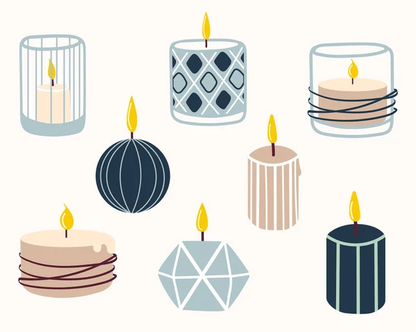 Conjunto de velas acesas. Ilustração vetorial desenhada à mão em estilo doodle. Design para cartões de férias, adesivos, impressão, Natal, Ano Novo — Vetor de Stock