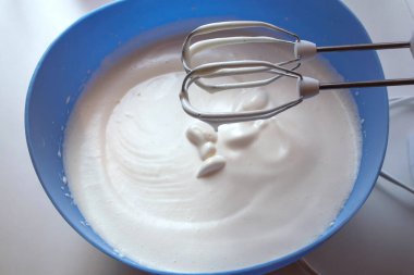 Kavanozda şekerli çırpılmış yumurta.