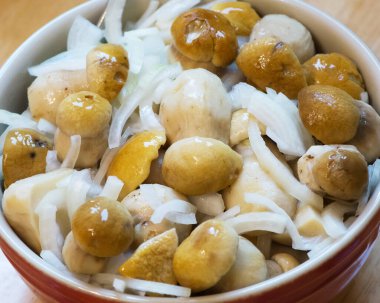 Kavanozda soğan turşusu, yakın çekim.