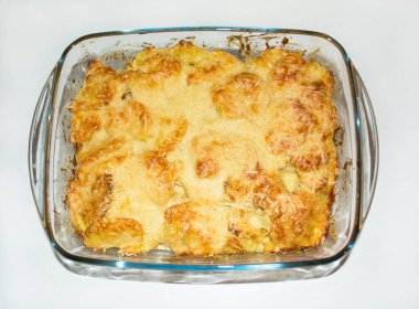 Veliaht Patates Graten 'i fırında pişirir.