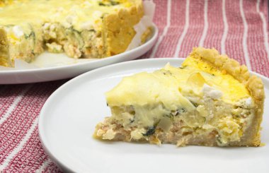 Yumuşak dolgulu, kiş tartlı lezzetli kısa hamurlu pasta.