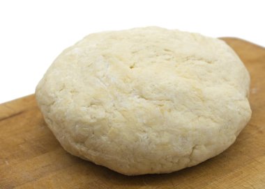 Tahtada bir kase çiğ süzme peynir hamuru..