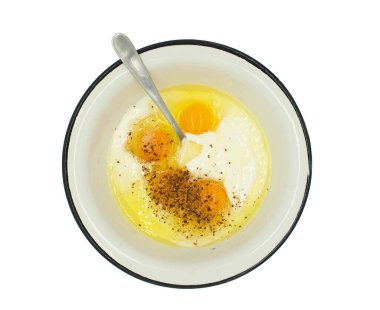 Omlet yapıyorum. Yumurta, ekşi krema ve baharat karışımı.