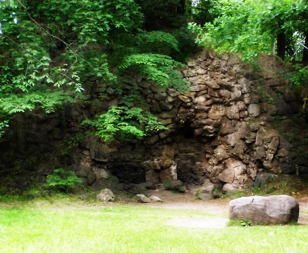 Ruinas de la antigua gruta — Foto de Stock