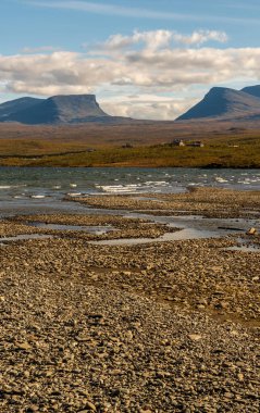 Tornetrask Gölü ile sonbahar manzarası ve Lapporten (Lapponian Kapısı) adında u şeklinde bir vadi. Kuzey İsveç